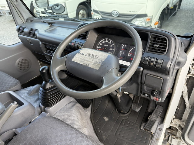 いすゞエルフアルミバン小型（2t・3t）[写真33]