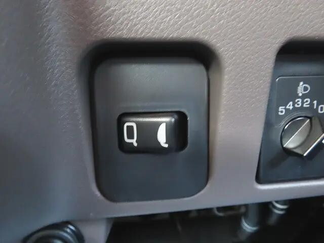 三菱ふそうキャンター平ボディ小型（2t・3t）[写真15]