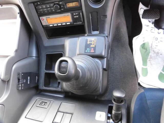 いすゞギガアルミウイング大型（10t）[写真20]