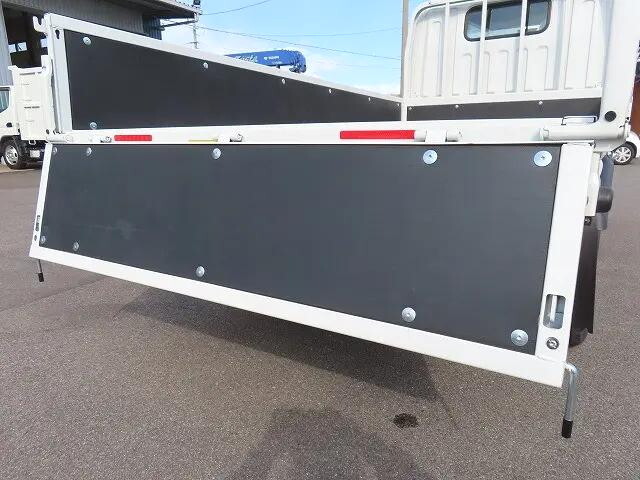 三菱ふそうキャンター平ボディ小型（2t・3t）[写真28]