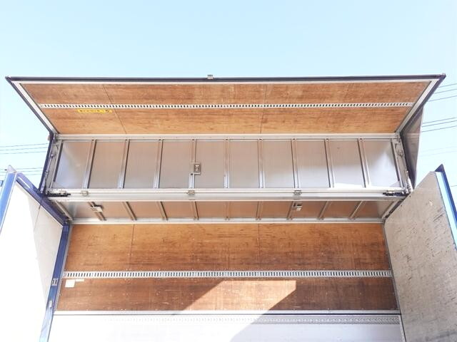 いすゞフォワードアルミウイング中型（4t）[写真10]