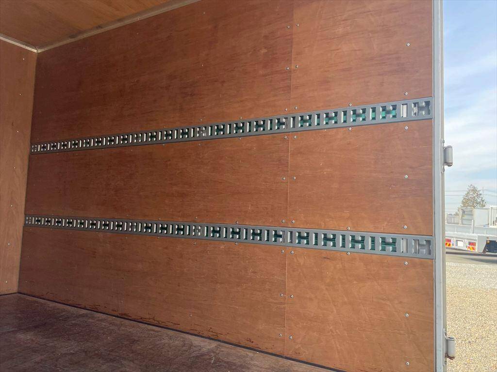 三菱ふそうキャンターアルミバン小型（2t・3t）[写真10]