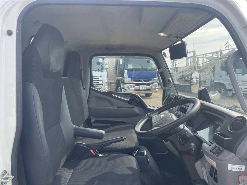 三菱ふそうキャンターアルミバン小型（2t・3t）[写真18]