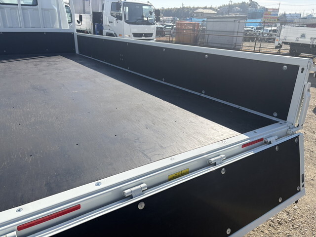 三菱ふそうキャンター平ボディ小型（2t・3t）[写真11]