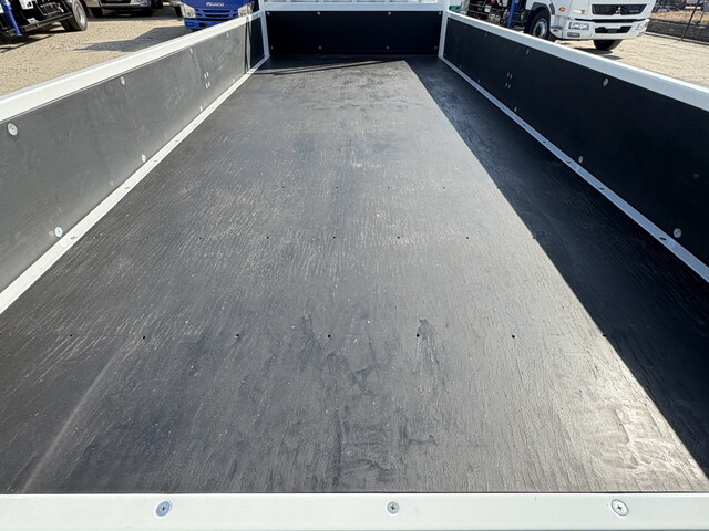 三菱ふそうキャンター平ボディ小型（2t・3t）[写真12]