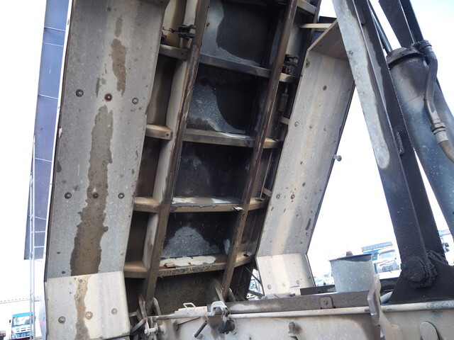 UDトラックスクオンダンプ大型（10t）[写真16]