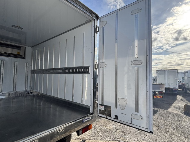 三菱ふそうキャンター冷凍車（冷蔵車）小型（2t・3t）[写真09]