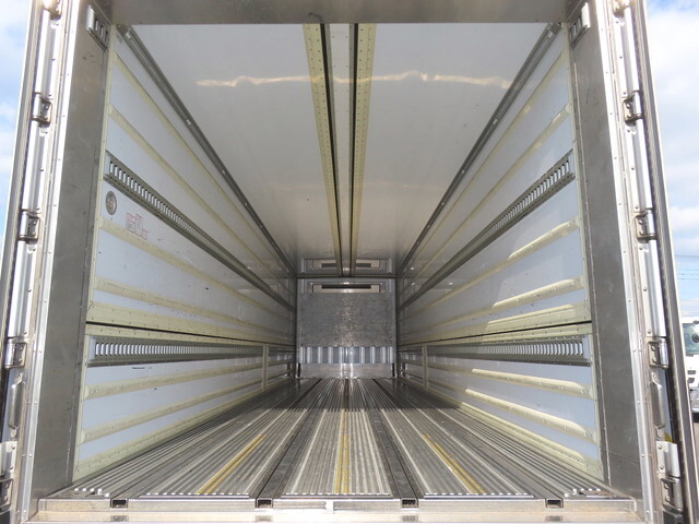 いすゞギガ冷蔵冷凍ウイング大型（10t）[写真31]