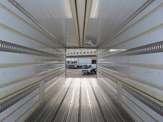 いすゞギガ冷蔵冷凍ウイング大型（10t）[写真33]