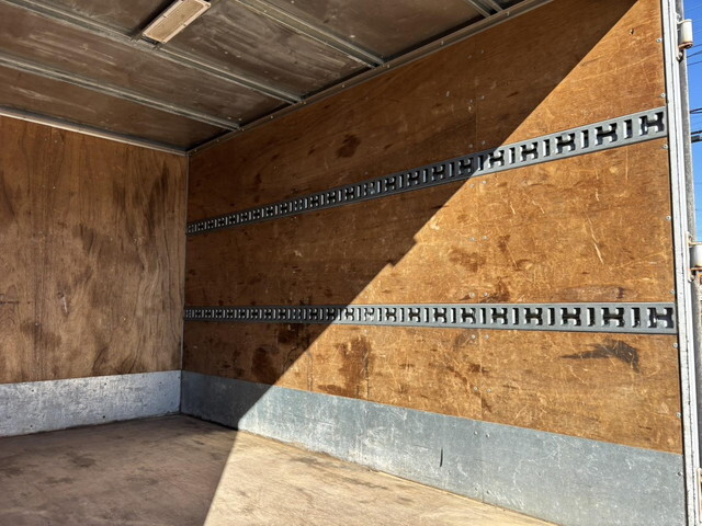 いすゞエルフアルミバン小型（2t・3t）[写真10]