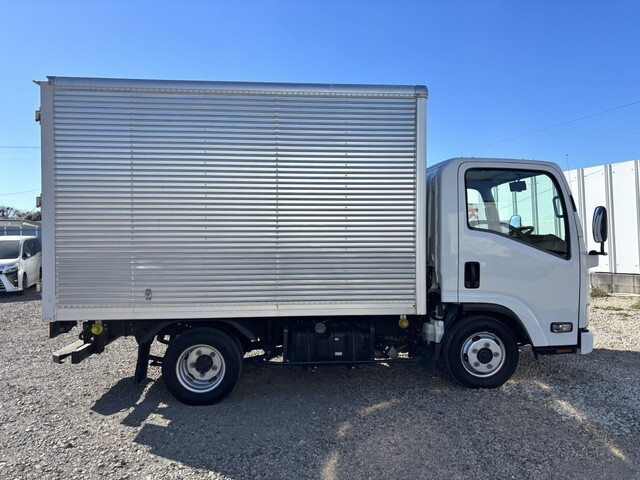 いすゞエルフアルミバン小型（2t・3t）[写真07]