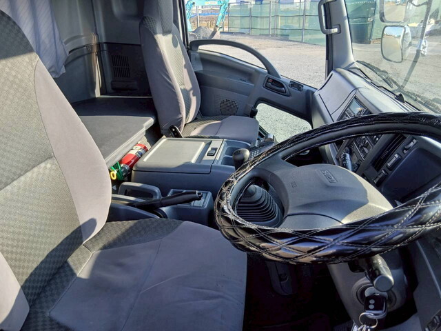 いすゞフォワード冷凍車（冷蔵車）中型（4t）[写真30]