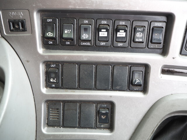 UDトラックスクオンアルミブロック大型（10t）[写真36]