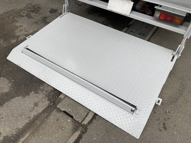 三菱ふそうキャンターアルミバン小型（2t・3t）[写真06]