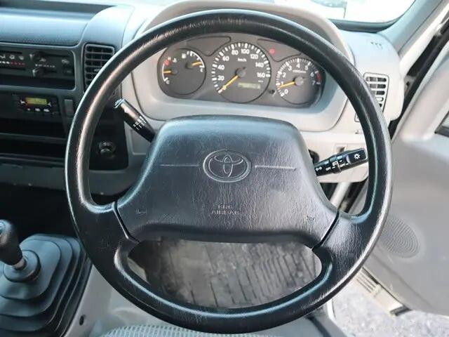 トヨタトヨエース平ボディ小型（2t・3t）[写真32]