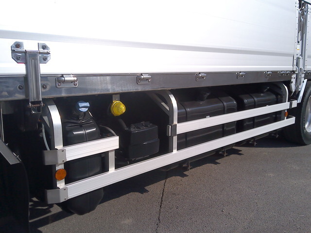 三菱ふそうスーパーグレートアルミウイング大型（10t）[写真11]