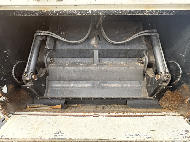 いすゞフォワードパッカー車（塵芥車）増トン（6t・8t）[写真11]