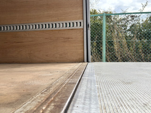 いすゞエルフアルミバン小型（2t・3t）[写真09]