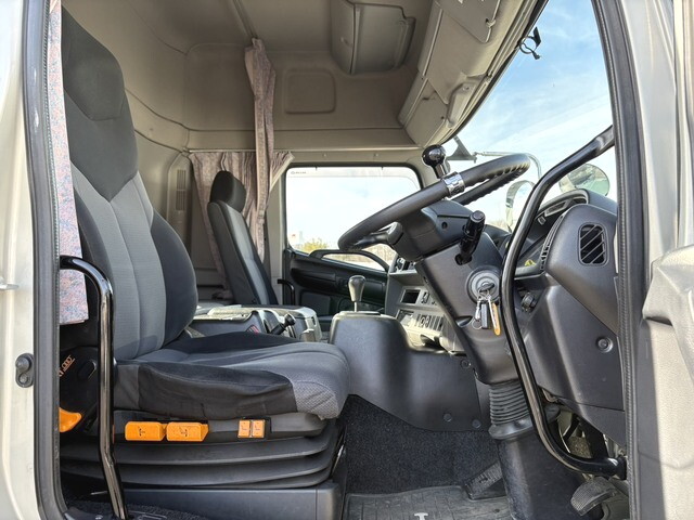 日野プロフィアトレーラーヘッド（トラクターヘッド）大型（10t）[写真28]