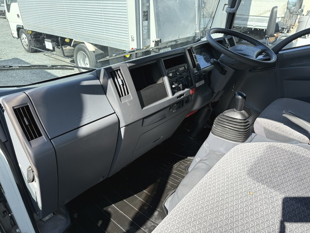 いすゞエルフパネルバン小型（2t・3t）[写真40]