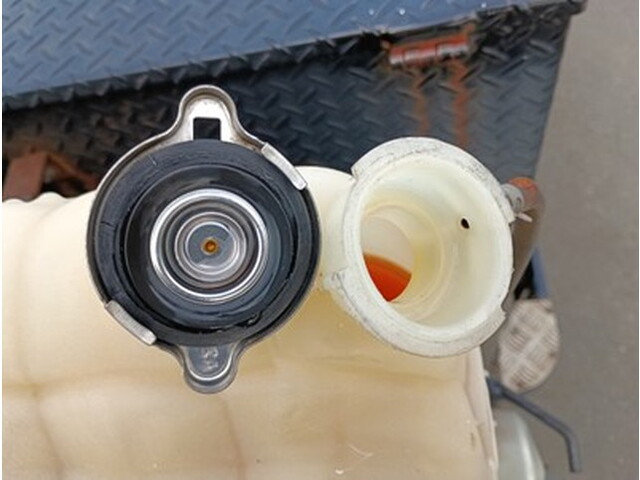 UDトラックスクオントレーラーヘッド（トラクターヘッド）大型（10t）[写真16]