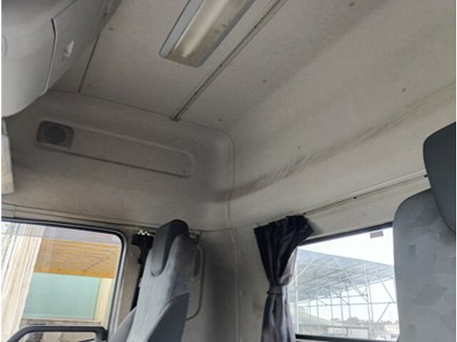 UDトラックスクオントレーラーヘッド（トラクターヘッド）大型（10t）[写真21]