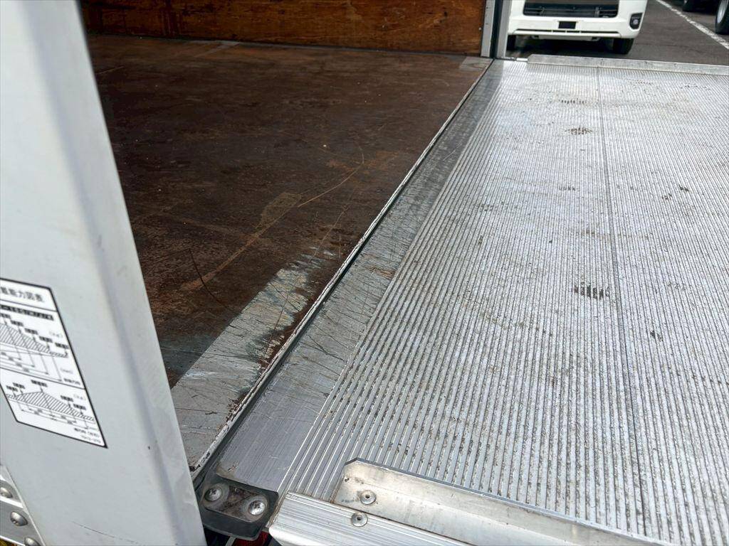 三菱ふそうキャンターアルミバン小型（2t・3t）[写真10]