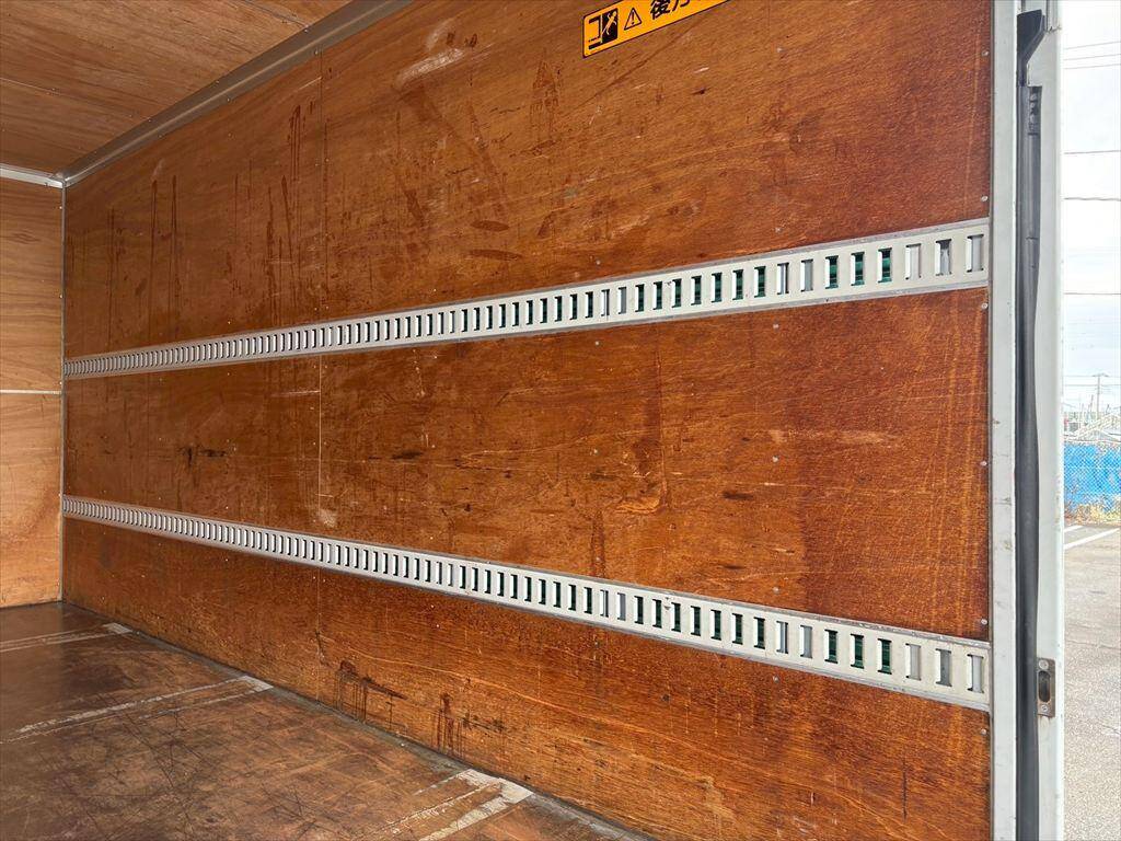 三菱ふそうキャンターアルミバン小型（2t・3t）[写真09]