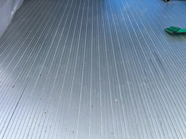 いすゞフォワード冷凍車（冷蔵車）中型（4t）[写真12]