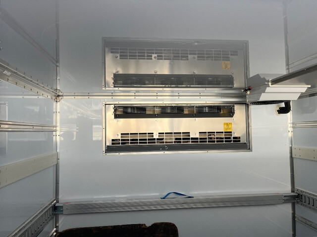 いすゞフォワード冷凍車（冷蔵車）中型（4t）[写真13]