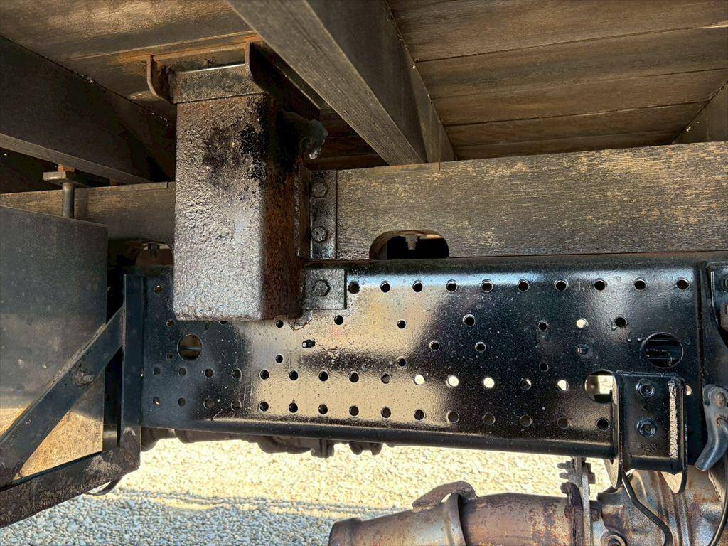 いすゞフォワード平ボディ中型（4t）[写真13]