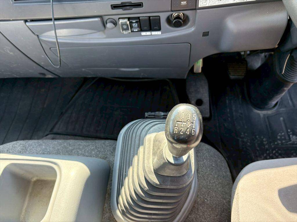 いすゞフォワード平ボディ中型（4t）[写真19]