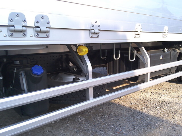 いすゞフォワードアルミウイング中型（4t）[写真10]