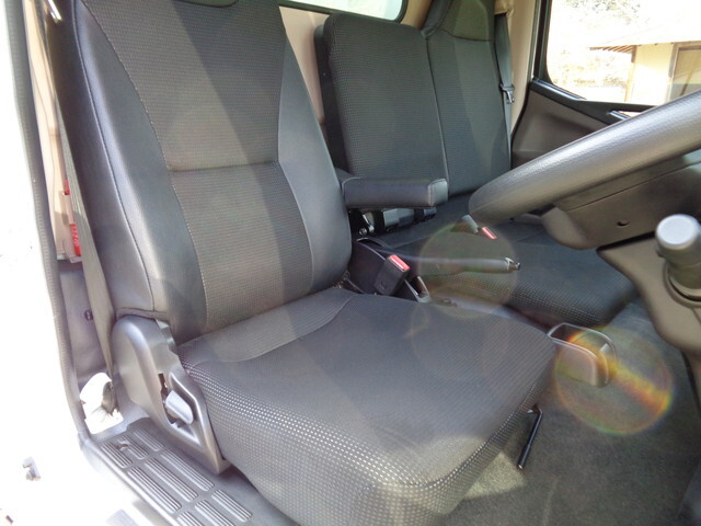 三菱ふそうキャンター平ボディ小型（2t・3t）[写真29]