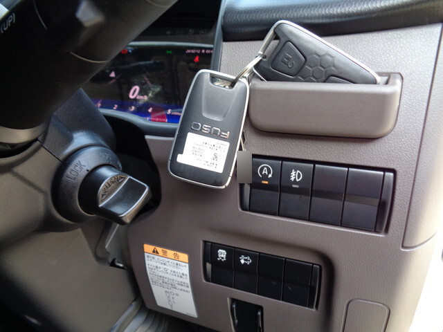 三菱ふそうキャンター平ボディ小型（2t・3t）[写真37]