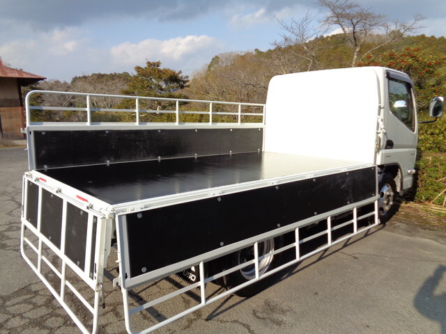 三菱ふそうキャンター平ボディ小型（2t・3t）[写真09]