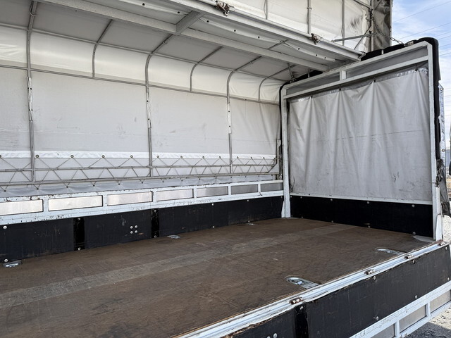 日産アトラス幌ウイング中型（4t）[写真14]