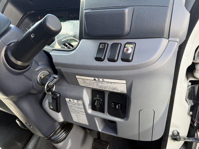 日産アトラス幌ウイング中型（4t）[写真32]