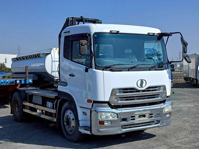 UDトラックスクオントレーラーヘッド（トラクターヘッド）大型（10t）[写真01]