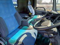 UDトラックスクオントレーラーヘッド（トラクターヘッド）大型（10t）[写真12]