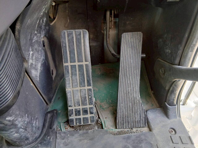 UDトラックスクオントレーラーヘッド（トラクターヘッド）大型（10t）[写真13]