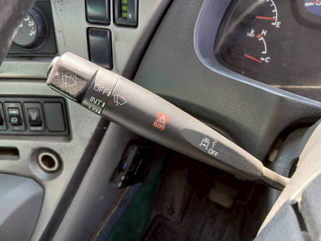 UDトラックスクオントレーラーヘッド（トラクターヘッド）大型（10t）[写真18]