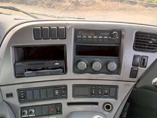 UDトラックスクオントレーラーヘッド（トラクターヘッド）大型（10t）[写真19]