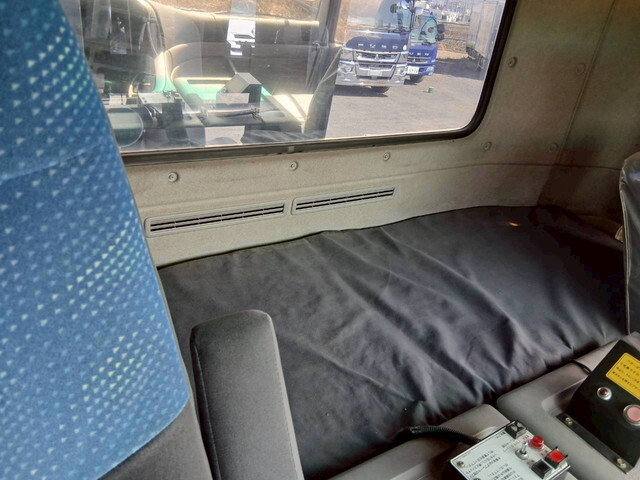 UDトラックスクオントレーラーヘッド（トラクターヘッド）大型（10t）[写真26]