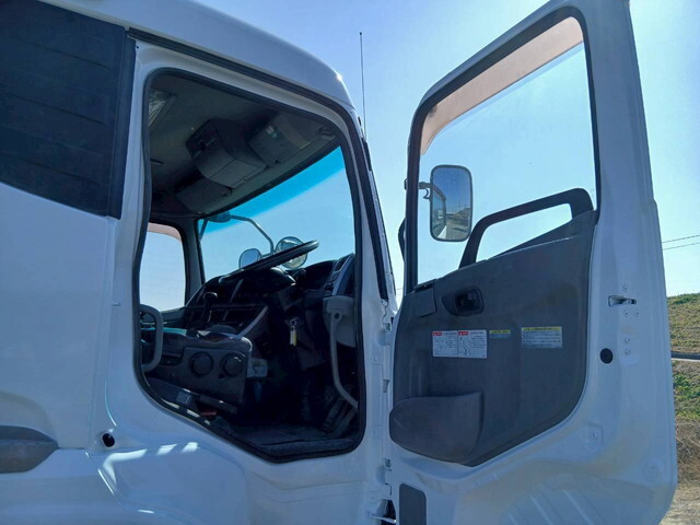 UDトラックスクオントレーラーヘッド（トラクターヘッド）大型（10t）[写真09]