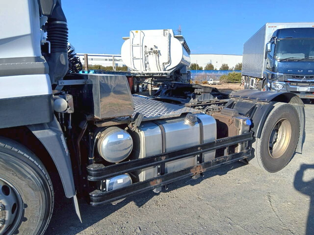 UDトラックスクオントレーラーヘッド（トラクターヘッド）大型（10t）[写真10]