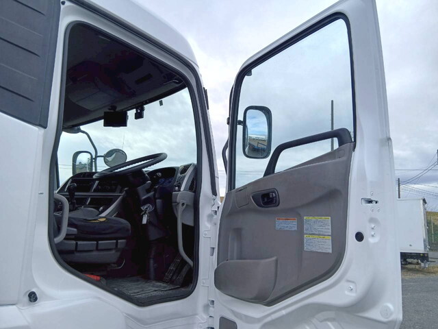 UDトラックスクオントレーラーヘッド（トラクターヘッド）大型（10t）[写真11]