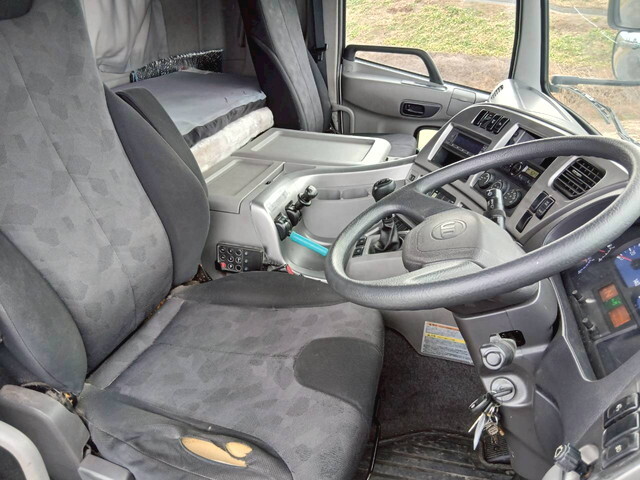 UDトラックスクオントレーラーヘッド（トラクターヘッド）大型（10t）[写真13]