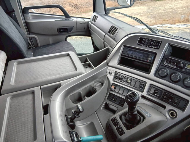 UDトラックスクオントレーラーヘッド（トラクターヘッド）大型（10t）[写真22]