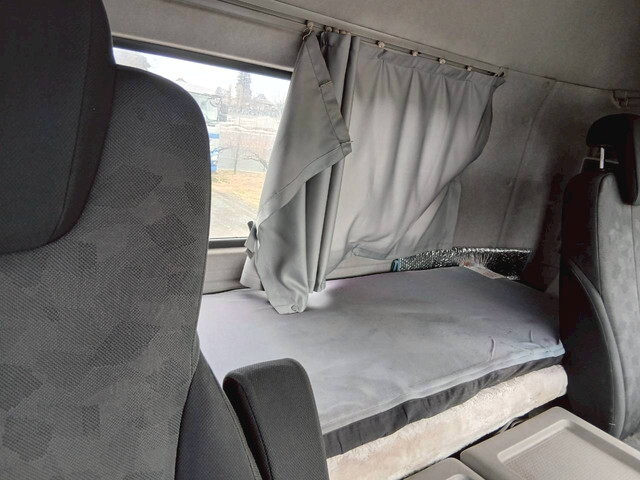 UDトラックスクオントレーラーヘッド（トラクターヘッド）大型（10t）[写真24]